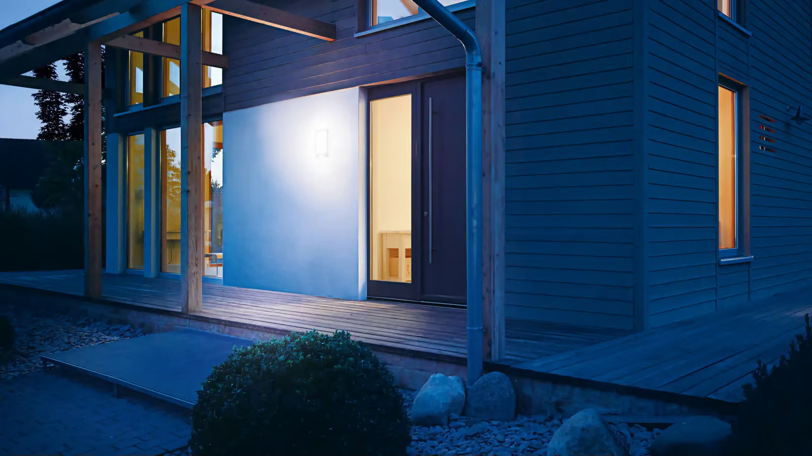 Modern design for a bright future. The attractively priced gateway to the world of automatic lighting.